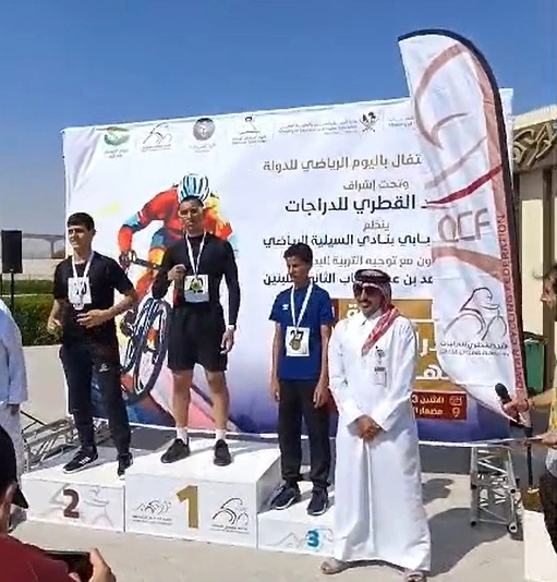 ذهبية الدراجات النارية تزين صدر طالب من مصعب بن عمير في اليوم الرياضي لدولة قطر