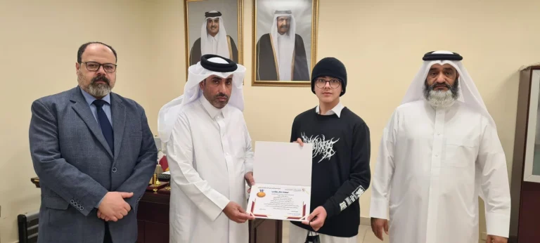 مدير المدرسة يكرم الطالب يوسف العساف لفوزه بالمركز الثالث  بمسابقة مدرسة المسند (بيزا 2025)