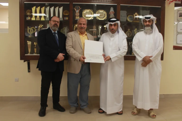 مدرسة مصعب بن عمير تكرم رواد البحث العلمي، تقديراً للجهود المتميزة